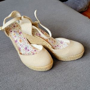 Beautiful wedge sandal. Size 7, Bamboo